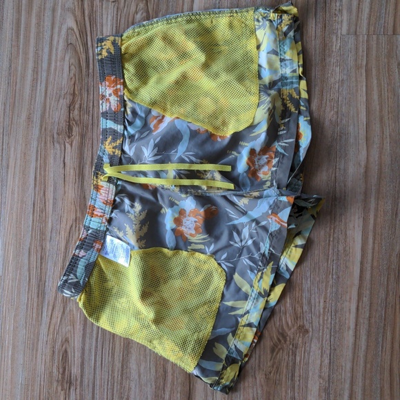 Columbia Floral Shorts Size L - Picture 3 of 5